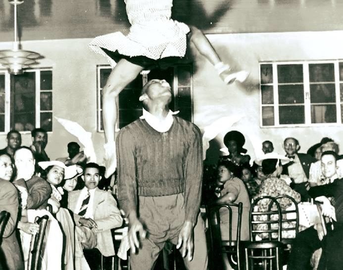 DANÇARINOS PELO MUNDO AFORA