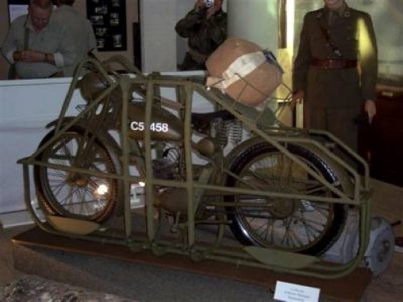 Royal-Enfield-famosa pulga voadora-4everstyle