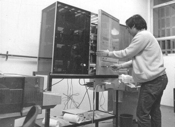 Patinho FEio sendo manuseado 
O primeiro computador do Brasil